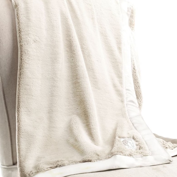 GIRAFFE AT HOME NWT Luxe Throw Luxe - Picture 3 of 9